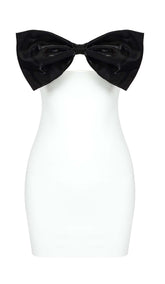 TRÄGERLOSES MINIKLEID MIT SCHLEIFE IN WEISS